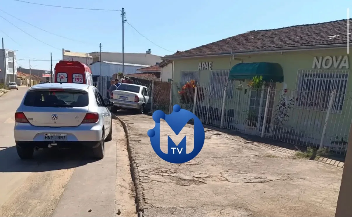 Carro desgovernado atinge portão da Apae e causa danos em Nova Resende
