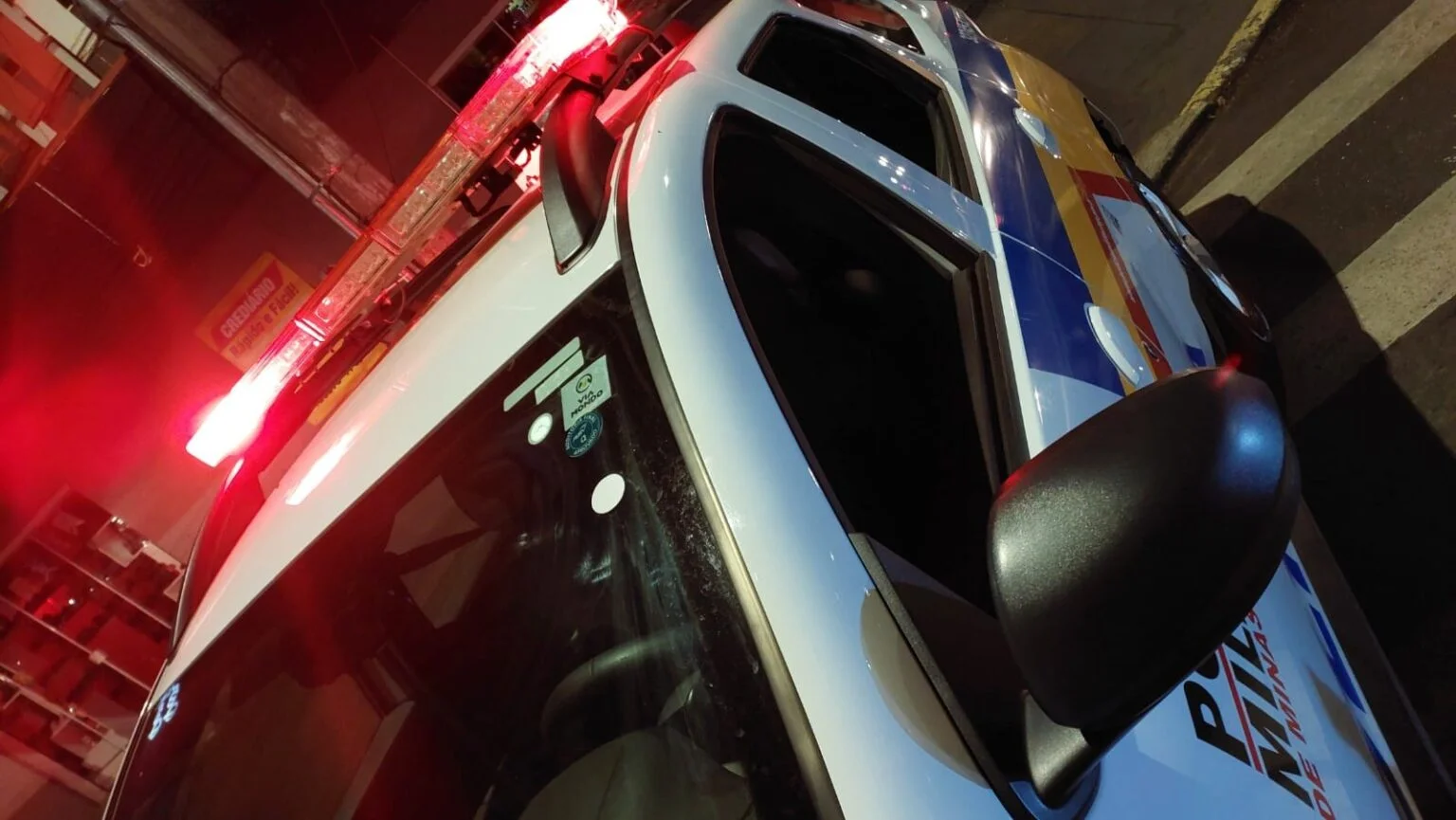 Colisão entre carro e moto deixa duas pessoas feridas em cruzamento de Guaxupé