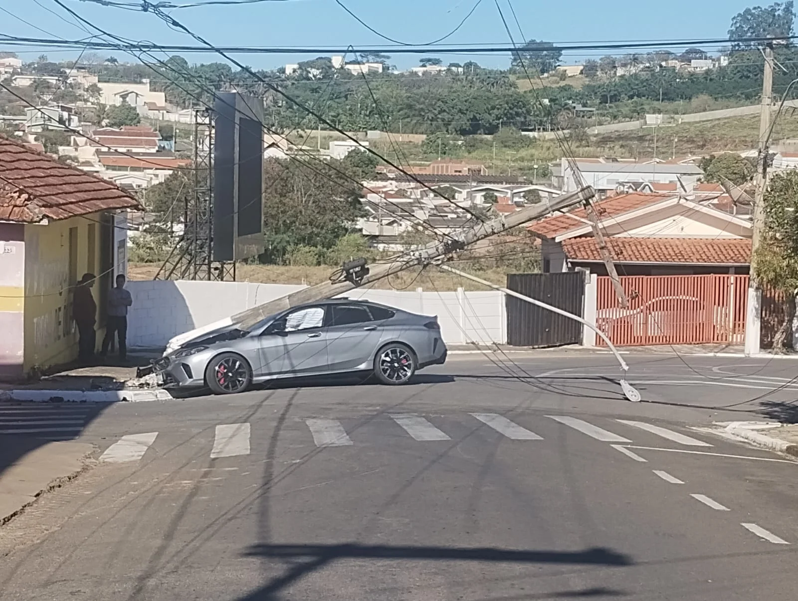 Carro derruba poste e deixa trecho sem energia durante a madrugada em Guaxupé
