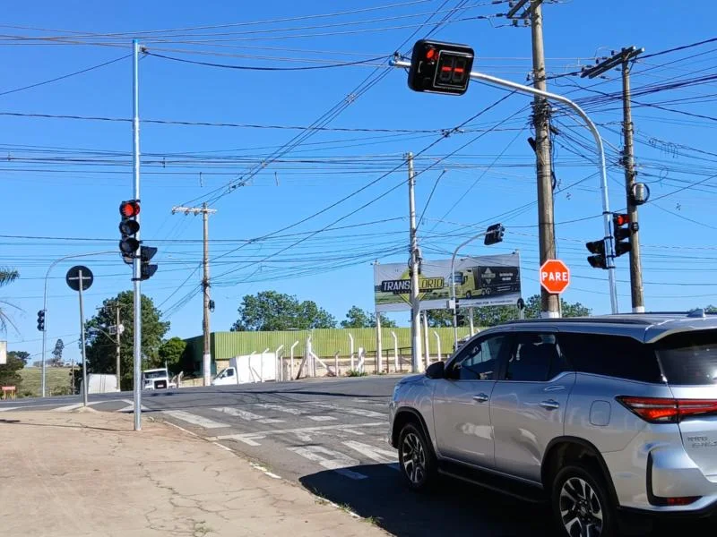 Novos semáforos entram em funcionamento na entrada da Guaxupé e reforçam a segurança no trânsito