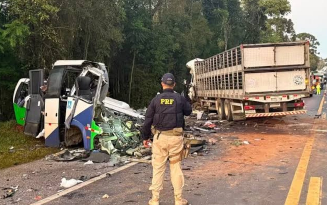 Grave acidente entre caminhão e micro-ônibus da Saúde deixa 23 mortos na BR-373