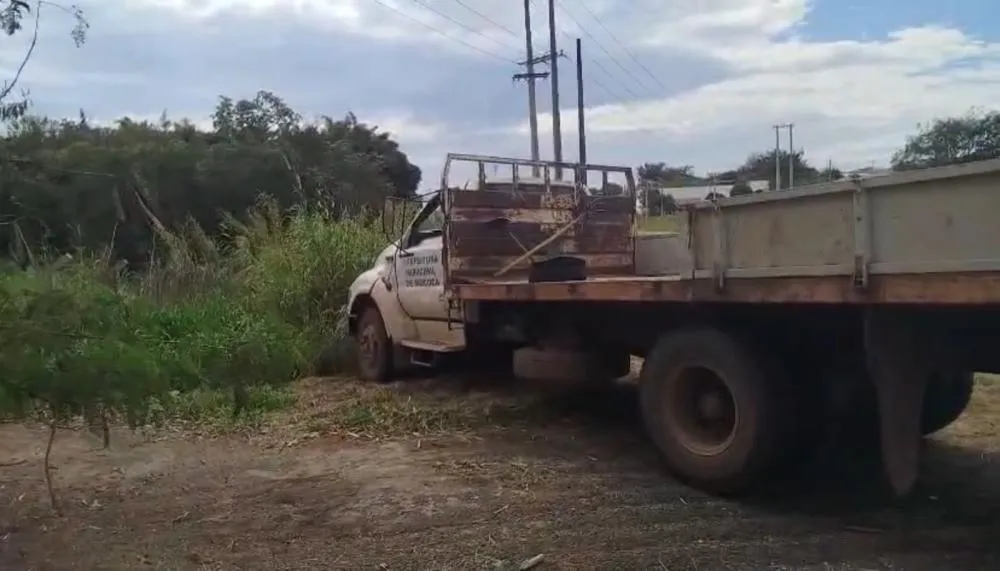 Caminhão furtado da Prefeitura de Mococa é usado em ações criminosas e termina abandonado na SP-340