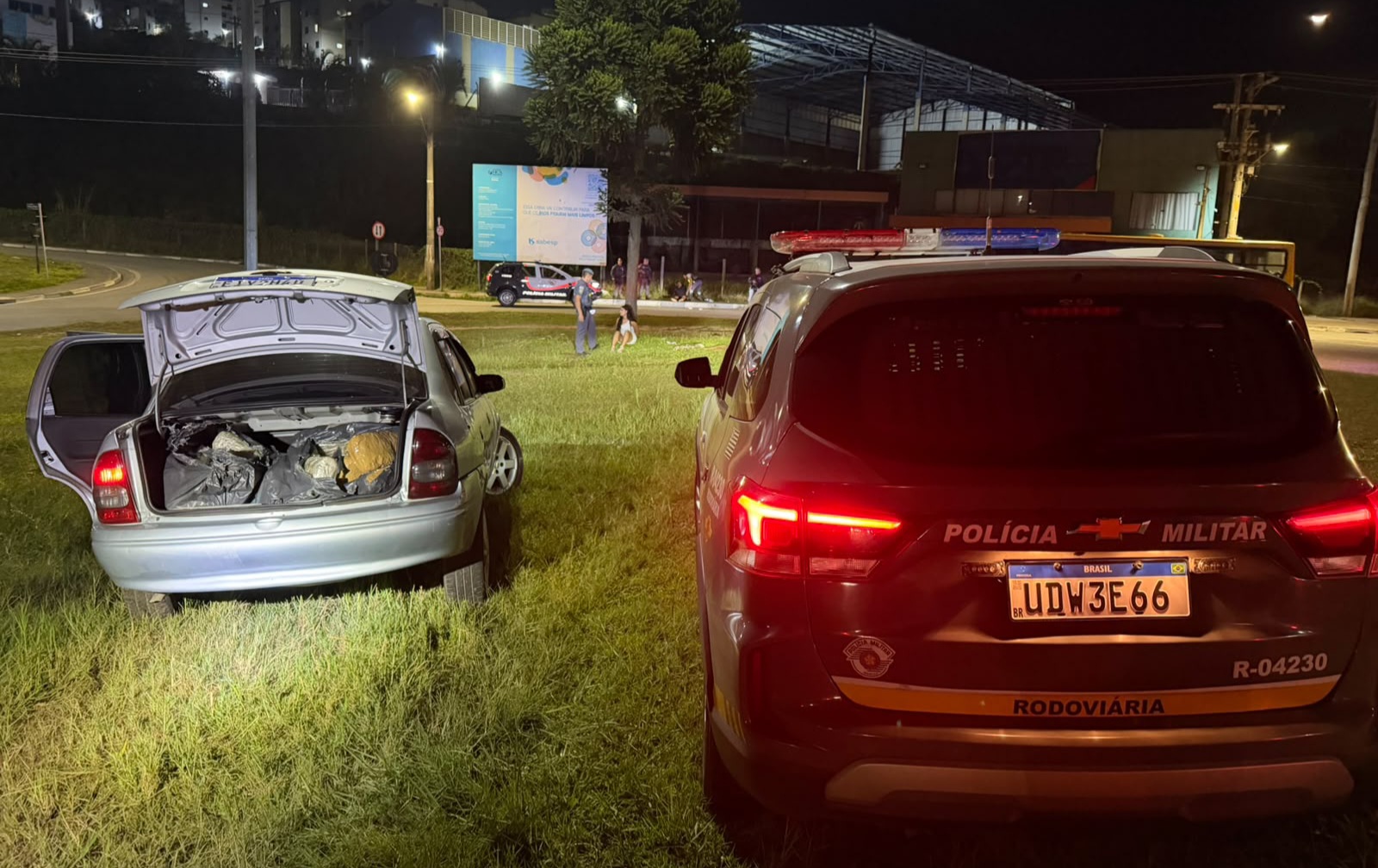 Polícia Rodoviária prende casal após perseguição e apreende 28 kg de maconha na Fernão Dias
