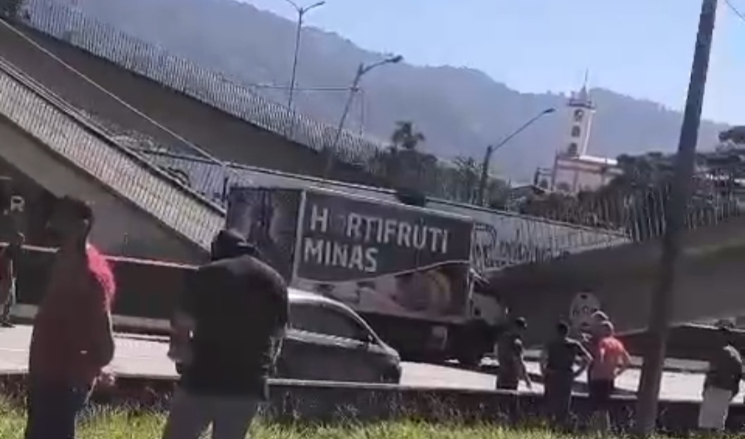 Tragédia na Fernão Dias: queda de passarela deixa dois mortos e interdita rodovia em Vargem